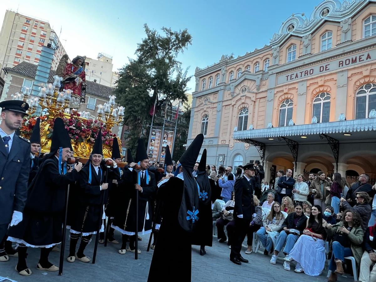 Detalle del Ángel Servita al pasar por delante del Teatro Romea.