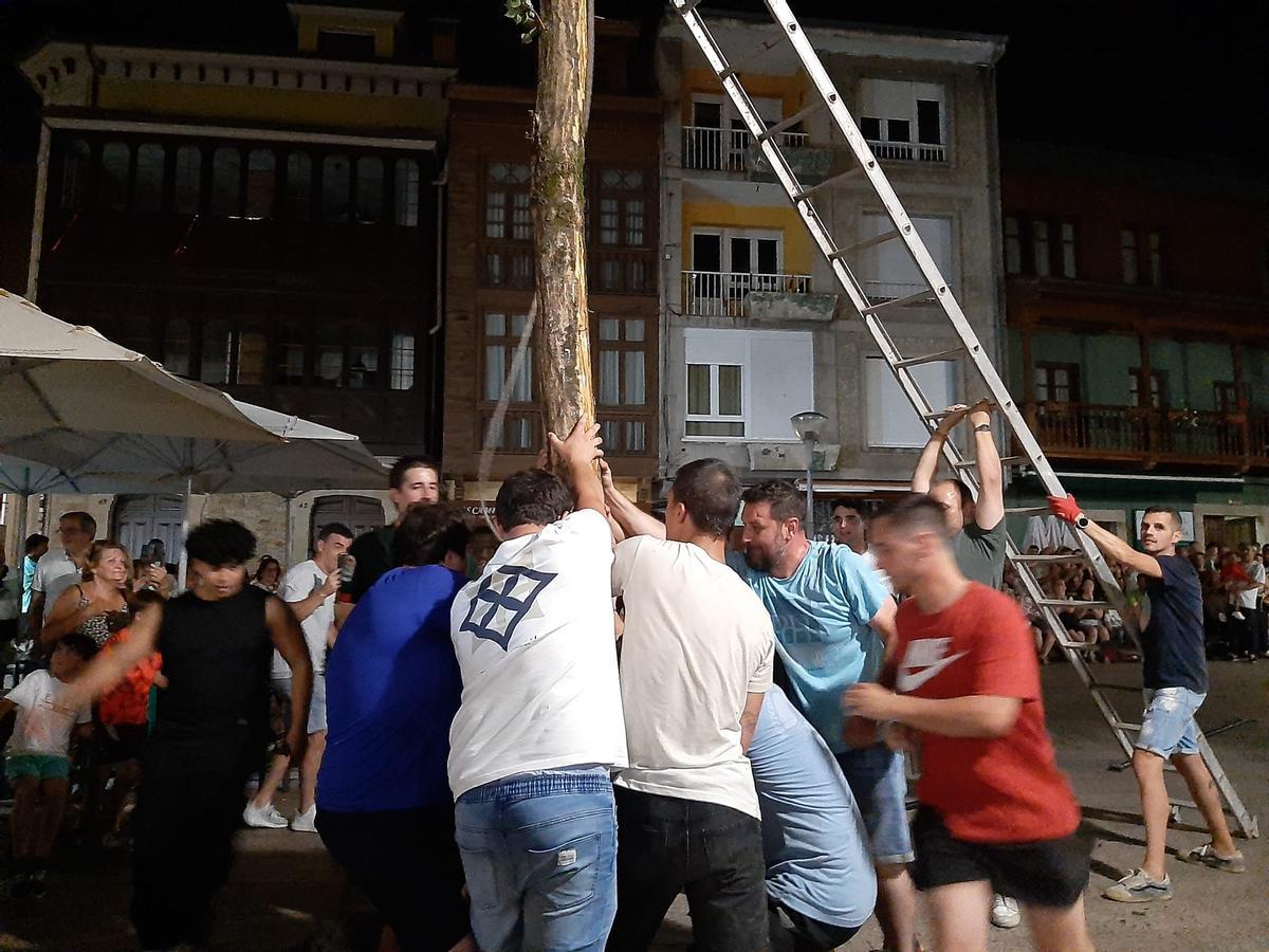 Los solteros plantan el álamo por San Juan en la Pola