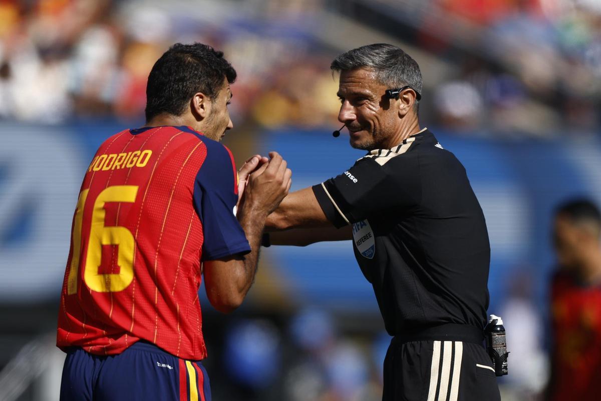 Slavko Vincic habla con Rodri en la final del Mundial