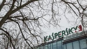 Vista del logotipo del productor de software de seguridad informatica Kaspersky de sus oficinas en Moscu.