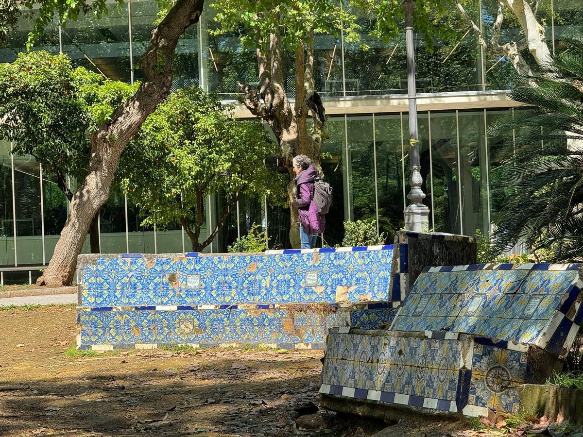 Una empresa de Sevilla replicará los azulejos de los bancos de los jardines de los Patos.