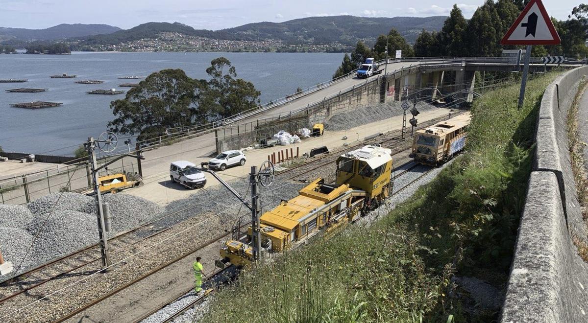 Trabajadores de Adif durante las labores de mejora de la línea del ferrocarril en la zona de Rande. | A. PINACHO