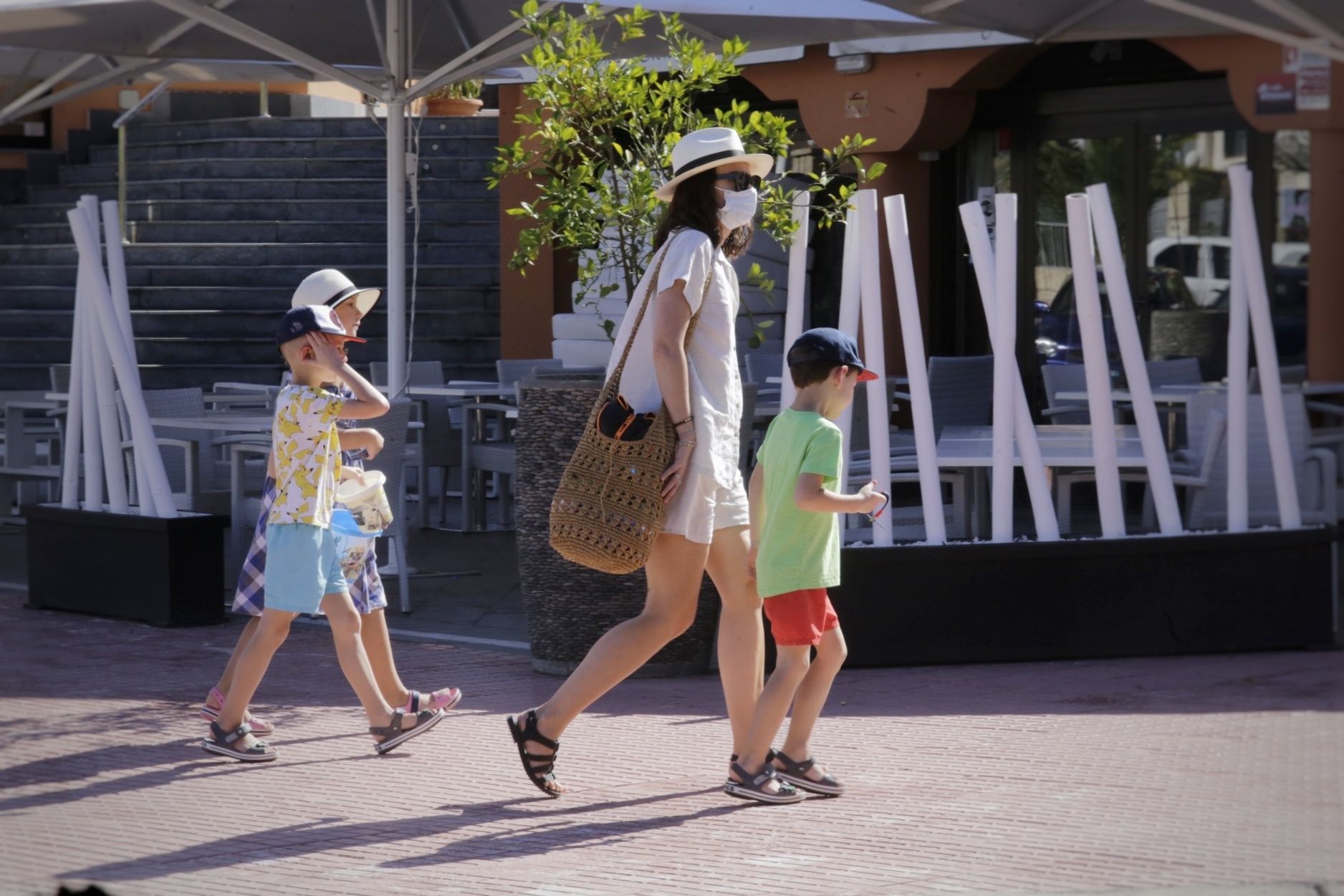 Actividad en el entorno del hotel H10 Costa Adeje un año después de su confinamiento