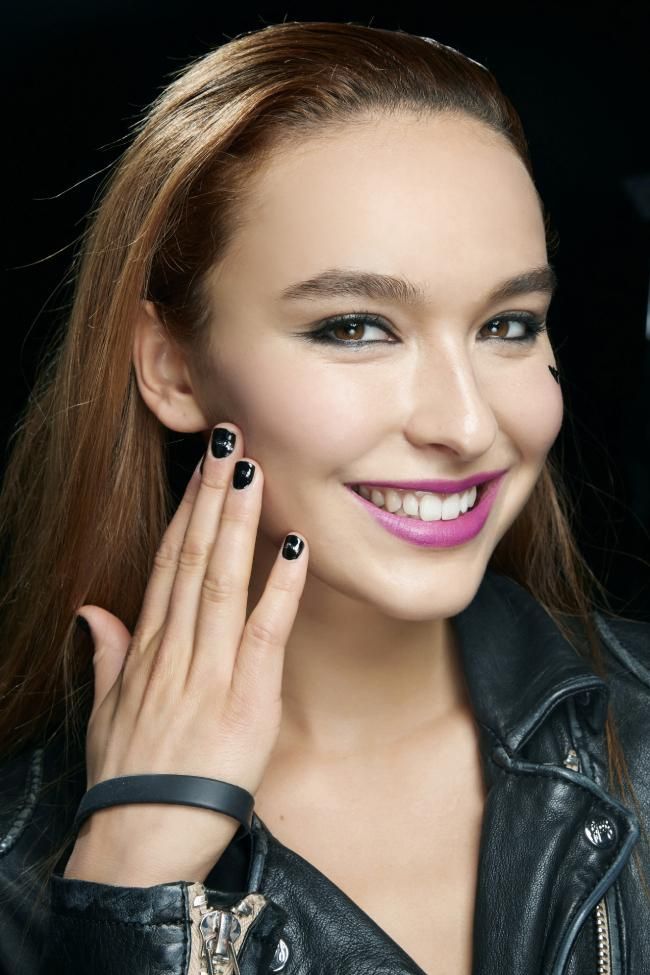 Modelo con piel perfecta y sonriendo