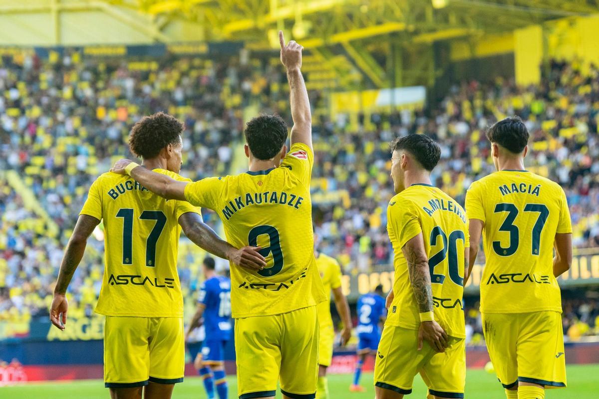 Buchanan (i), Mikautadze (c) y Alberto Moleiro (d) son los tres máximos goleadores de un Villarreal con hasta 13 jugadores que han anotado.