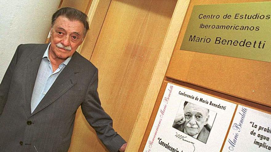 Benedetti, en el año 2000, en la puerta de la entonces sede del centro. | PILAR CORTÉS