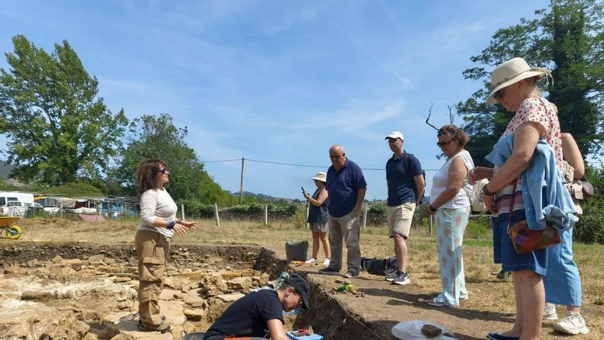 VÍDEO: Éxito en las visitas guiadas al yacimiento arqueológico de Lucus Asturum en Lugo de Llanera: "Merece muchísimo la pena venir"