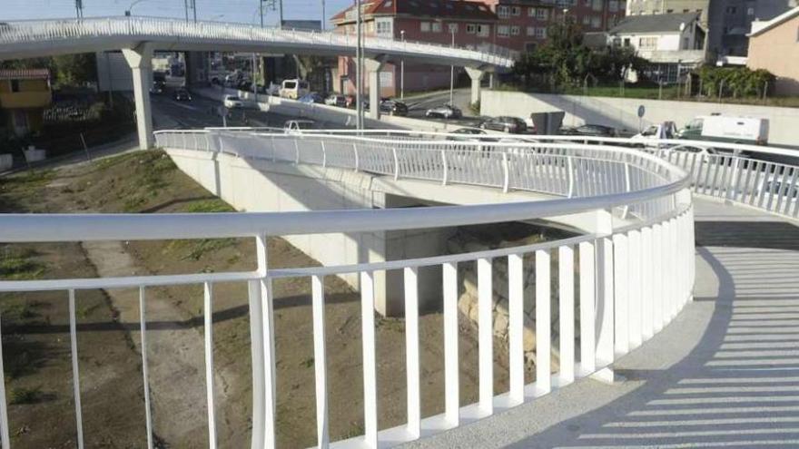 Pasarela de la calle Blanco-White, ya abierta, sobre la avenida de San Cristóbal.