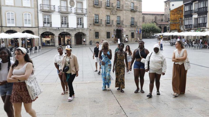 La llegada de  los jóvenes de Saint-Nazaire al Ayuntamiento. | MARA VILLAMUZA