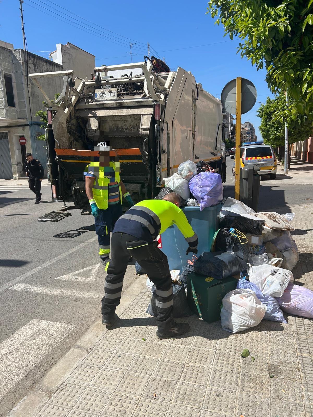 Operarios de la empresa externa que trabaja en la retirada de la basura acumulada.