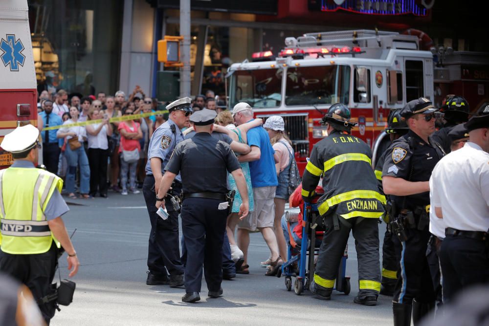 Un coche atropella a una multitud en Times Square