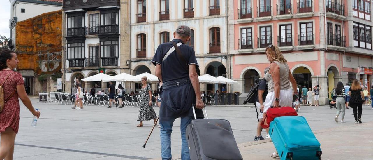 Turistas en la plaza de España de Avilés.