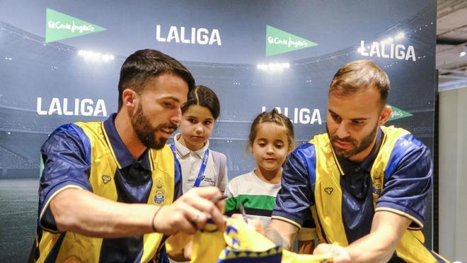Colas por el autógrafo de los Rodríguez de la UD Las Palmas: "¡Vamos Jesé, dale fuerte Bichito!"