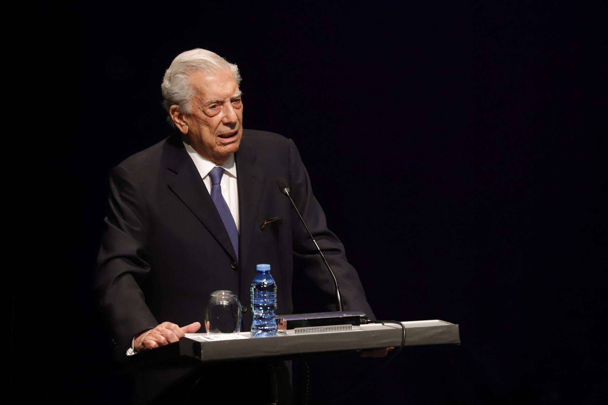Mario Vargas Llosa y Mircea Cartarescu dialogan en el festival Escribidores