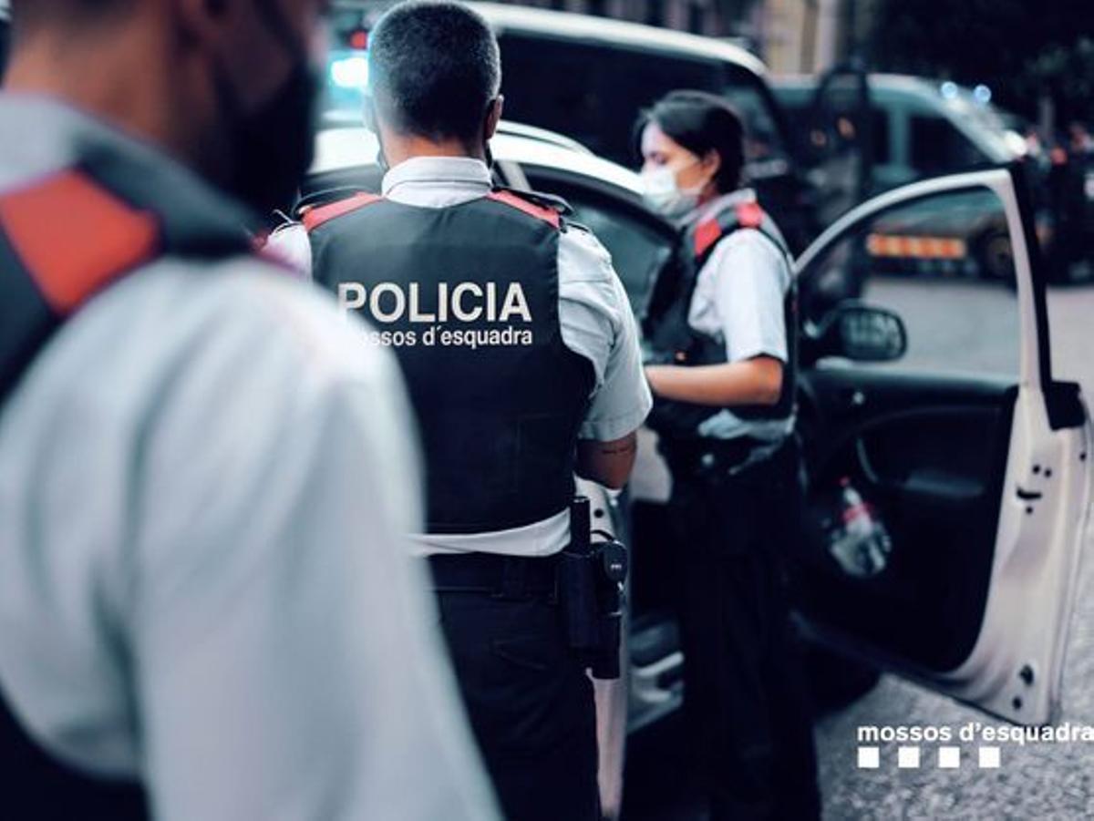 12 joves detinguts per un robatori violent a tres menors a Barcelona