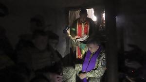 Un grupo de militares reza antes de tomar posiciones en Kharkiv, Ucrania. 