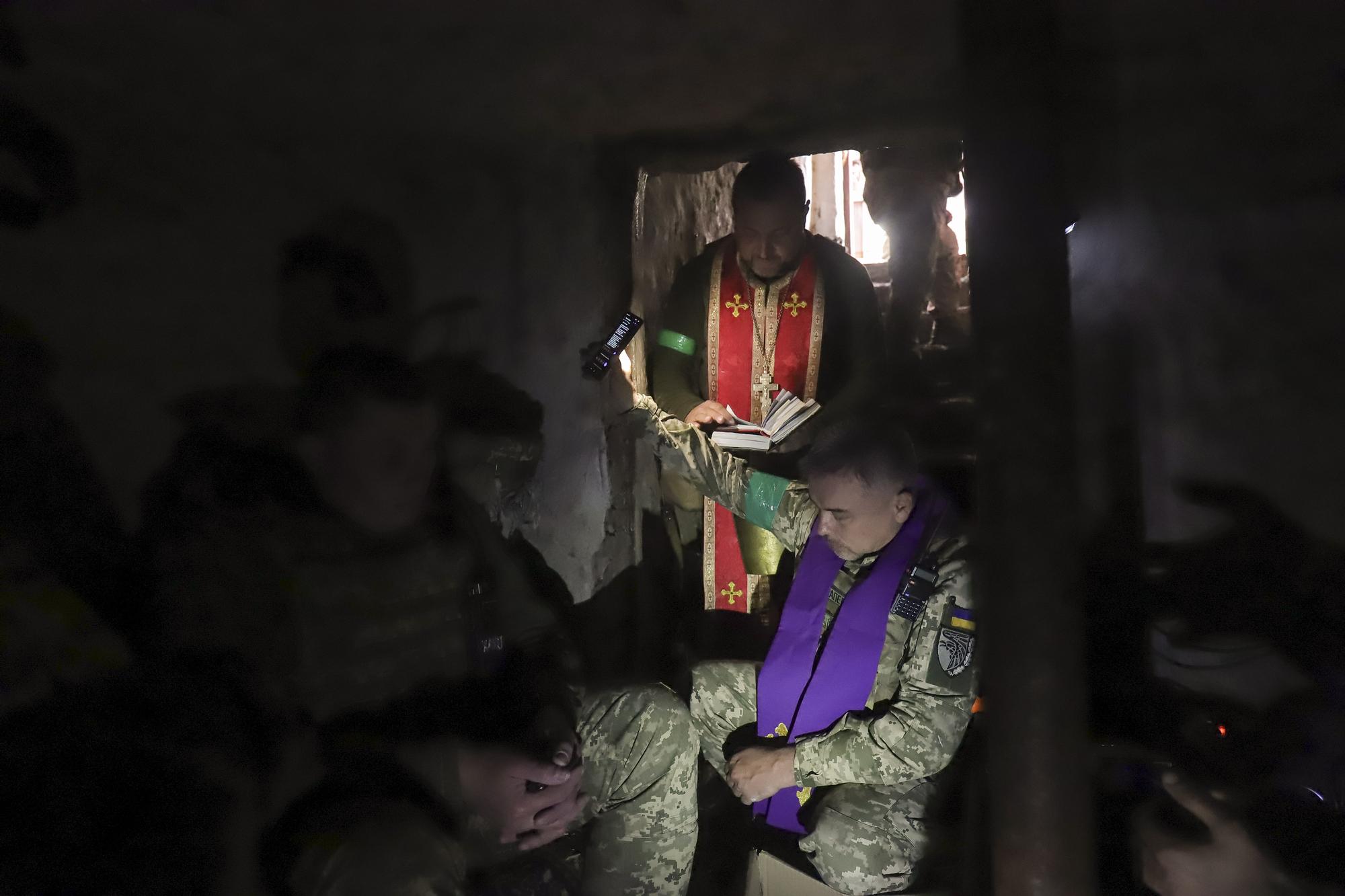 Un grupo de militares reza antes de tomar posiciones en Kharkiv, Ucrania.
