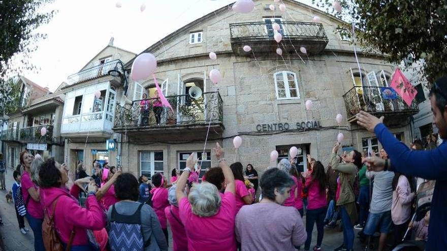 Suelta de globos, ayer por la tarde en Cangas. // Gonzalo Núñez