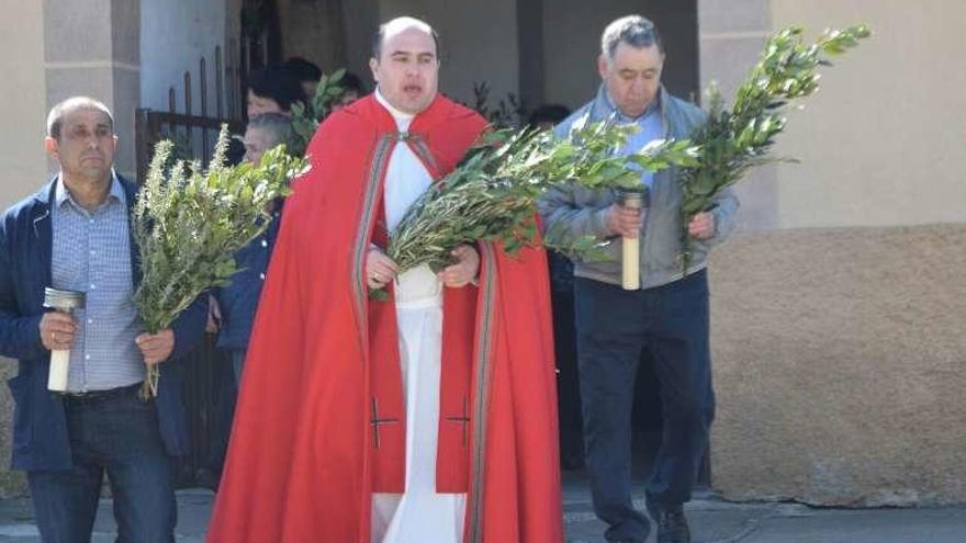 Fernando Lorenzo Martín con dos vecinos.