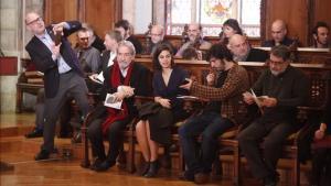 Bancada de ganadores de los premios Ciutat de Barcelona, este jueves, en el Saló de Cent del ayuntamiento. 