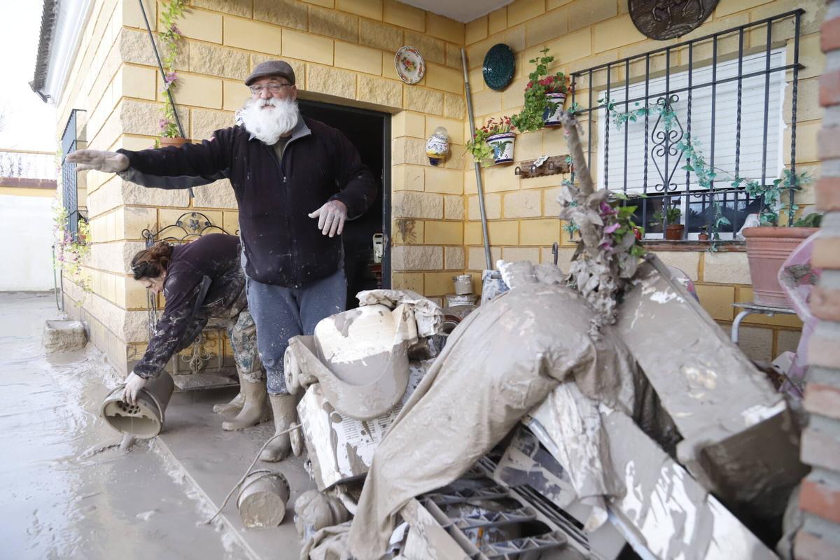 Tareas de limpieza tras el temporal en la zona de Guadalvalle-Altea de Córdoba.