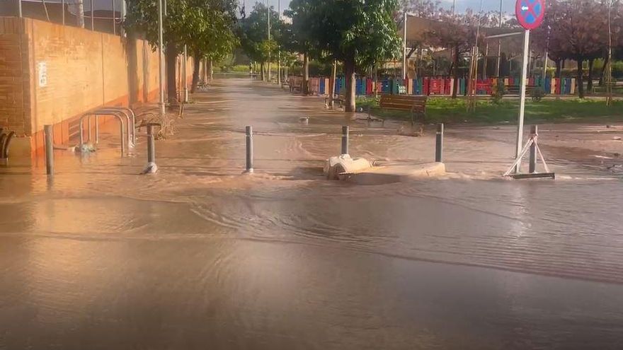 El agua anega la rambla de Espinardo este viernes tras la intensa lluvia