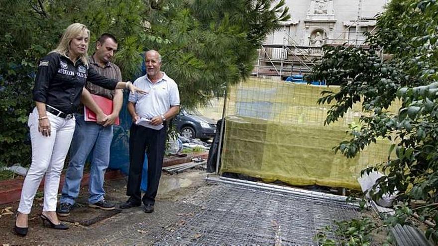 Sonia Castedo, señala el lugar donde se enterrará la cápsula, junto a Juan José Amores y Miguel Valor.