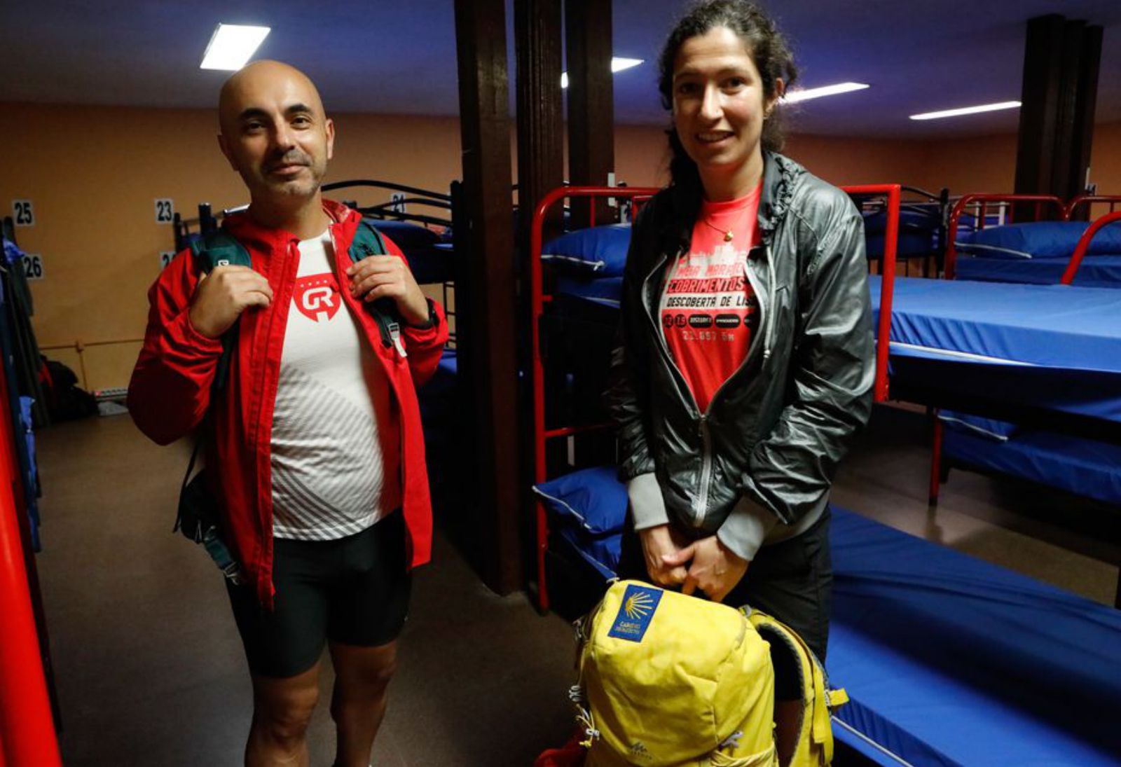 Bruno Santos y Patricia Rosado, portugueses, en el albergue de peregrinos de Avilés. | Mara Villamuza