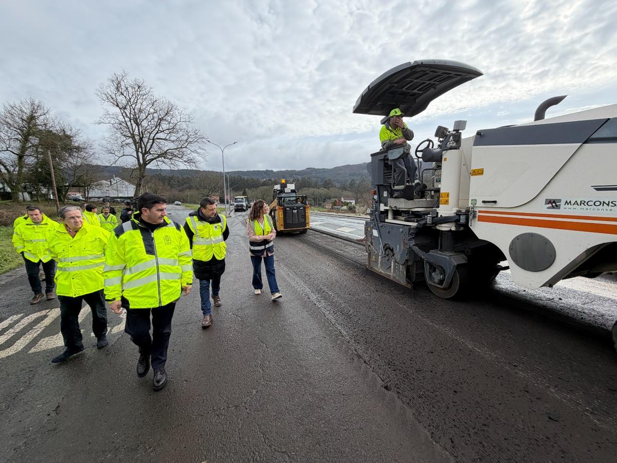 Pedro Blanco supervisa las obras de reparación en la N-640 a su paso por Cuntis