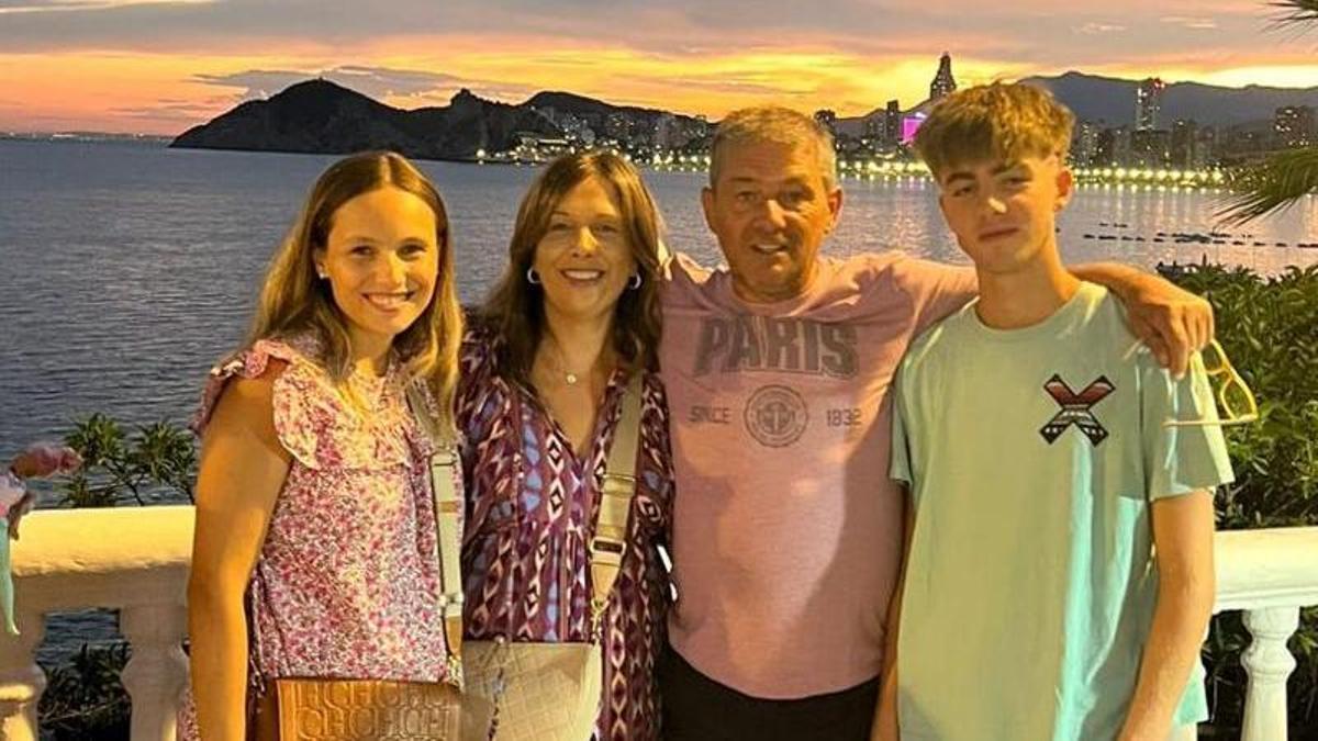 Merche Fernández y Lisardo Calzón, flanqueados por sus hijos Lucía y Pelayo, en una foto familiar de vacaciones.