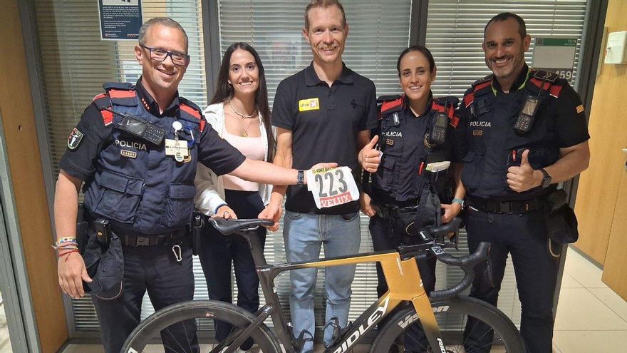 El ciclista Magnus Cort, al mig de la imatge, amb efectius dels Mossos i una bicicleta robada a l'esportista recuperada pels agents.