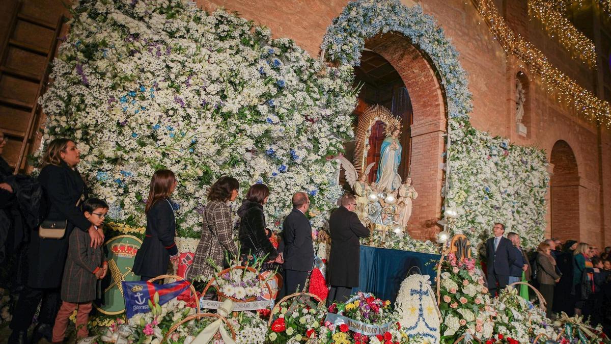 Momento final de la ofrenda floral