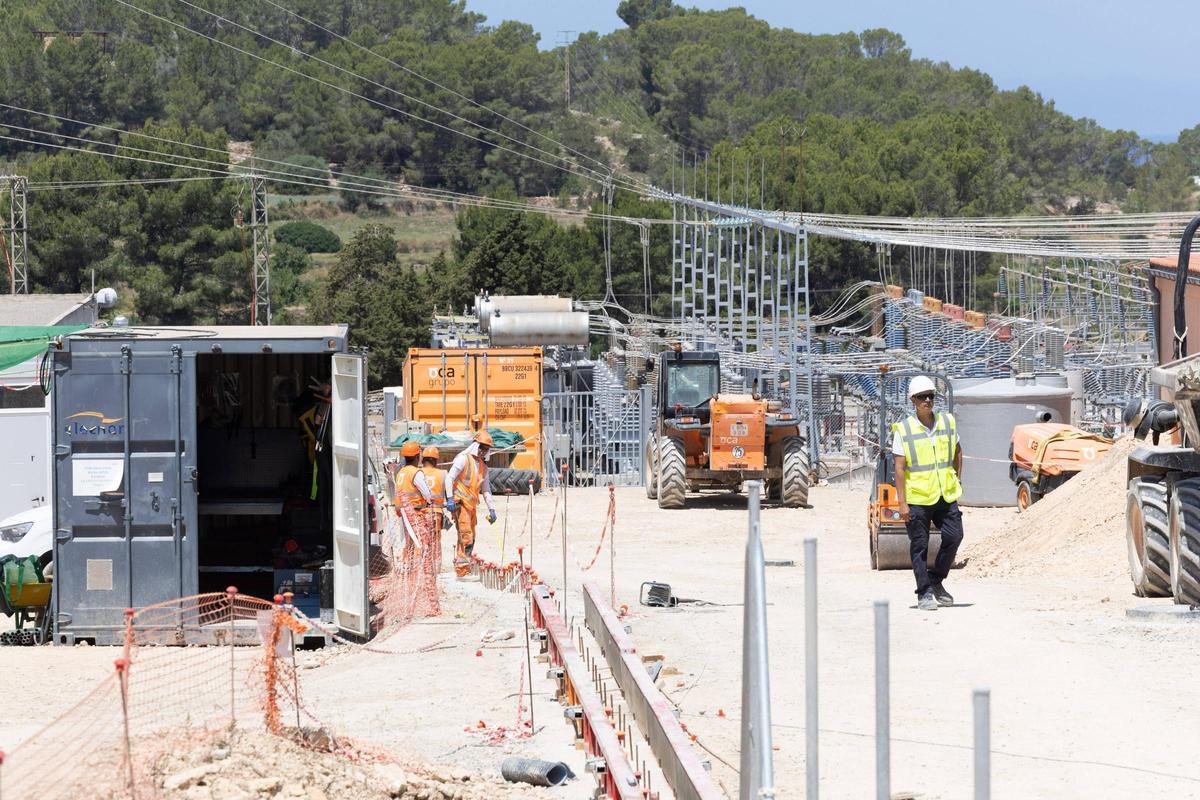 Todas las imágenes de la visita de Beatriz Corredor y Joan Groizard a la subestación eléctrica de Sant Antoni