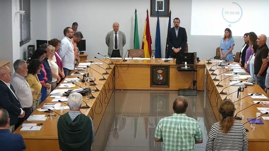 silencio contra la violencia machista. La Corporación guardó ayer un minuto de silencio por las mujeres asesinadas a manos de sus parejas o exparejas. La concejala de Igualdad, Lourdes López, convocará al Consejo de la Mujer para consensuar cuándo serán los minutos de silencio y si se recuperarán las concentraciones. Eso sí, hay que esperar al próximo Pleno para que explique, a preguntas de la socialista Beatriz Mayo, por qué el gobierno de PP y Vox vincula la violencia machista y la intrafamiliar. La edil de IU Noemí Martín advirtió de que su partido no admite el negacionismo.