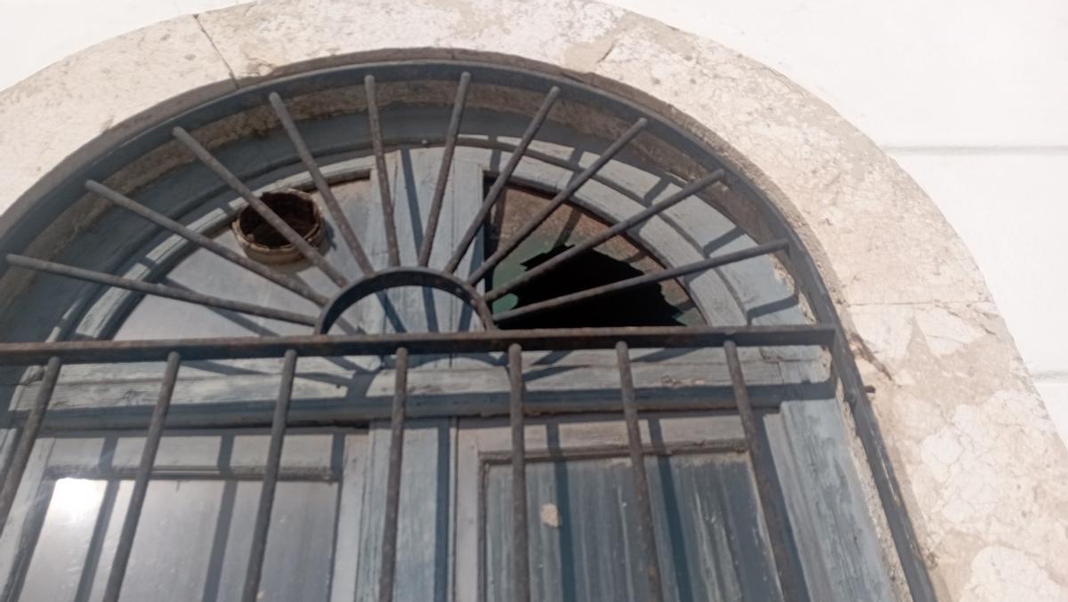 Uno de los cristales rotos de la Farola, el sábado pasado.