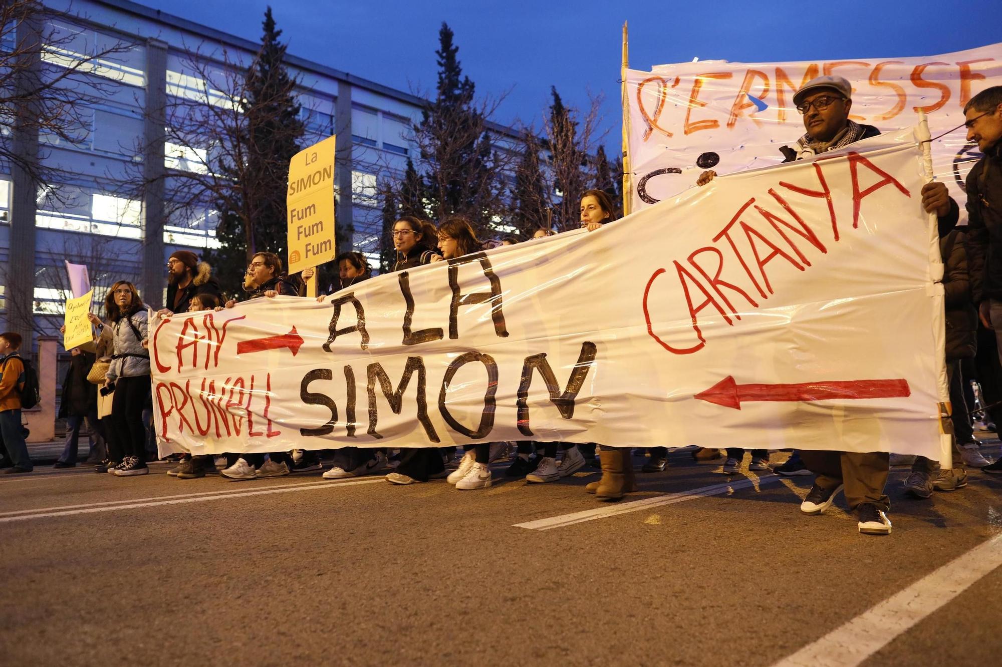 La protesta de les famílies del Cartañà, en imatges