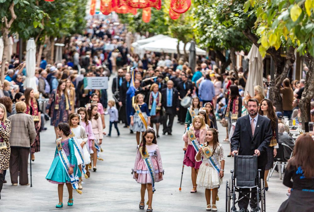 Las bandas marcan el ritmo del arranque de las fiestas de Benidorm.