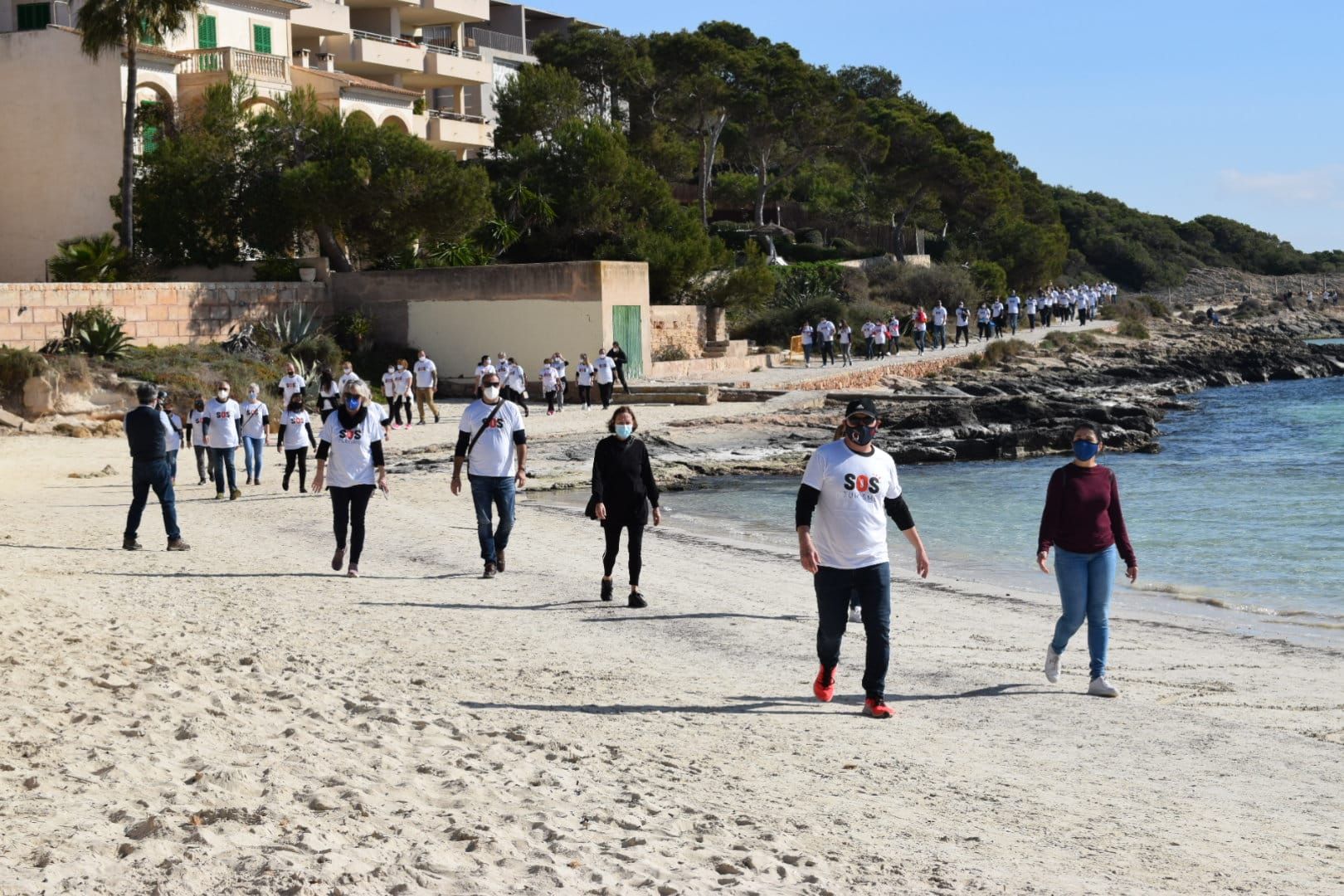 Marcha reivindicativa en la Colònia de Sant Jordi exigiendo un plan de rescate para el sector turístico