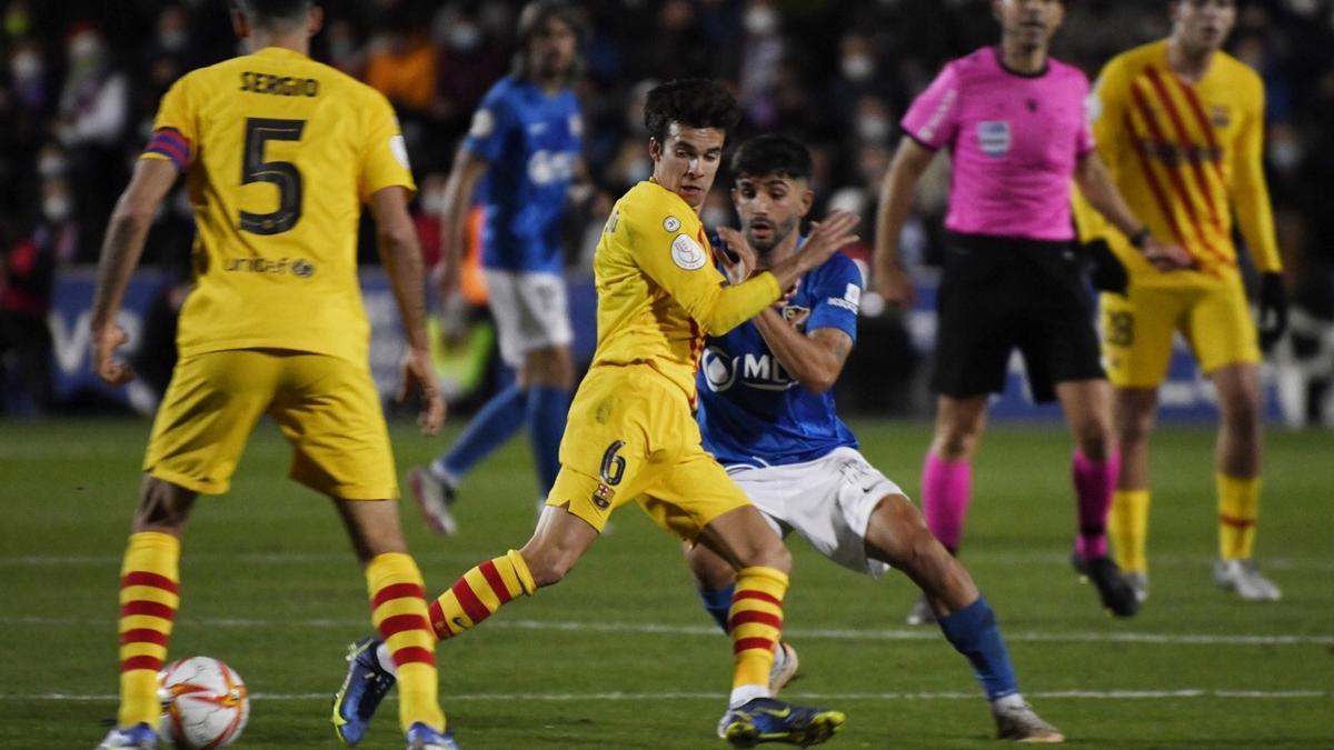 Una jugada del Barça contra el Linares