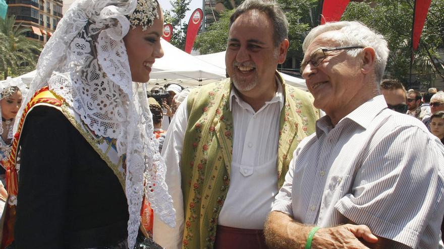 Ribó, junto a la Bellea del Foc, Sofía Escada, y el presidente de la Federación de Hogueras, Manolo Jiménez.