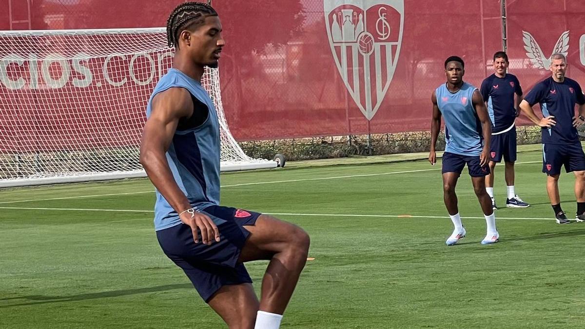 Loïc Badé en un entrenamiento con el Sevilla Fútbol Club esta temporada