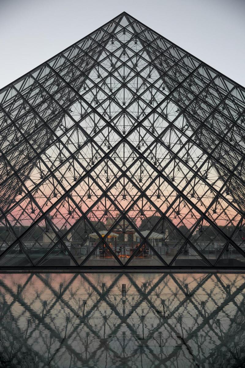 Pirámide del Museo del Louvre, París