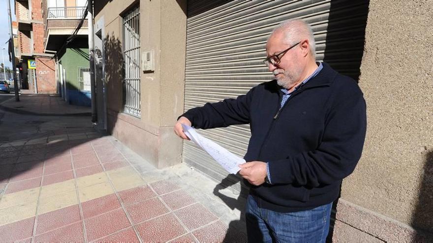 Juan Martínez junto a la futura mezquita con las firmas que han recogido.