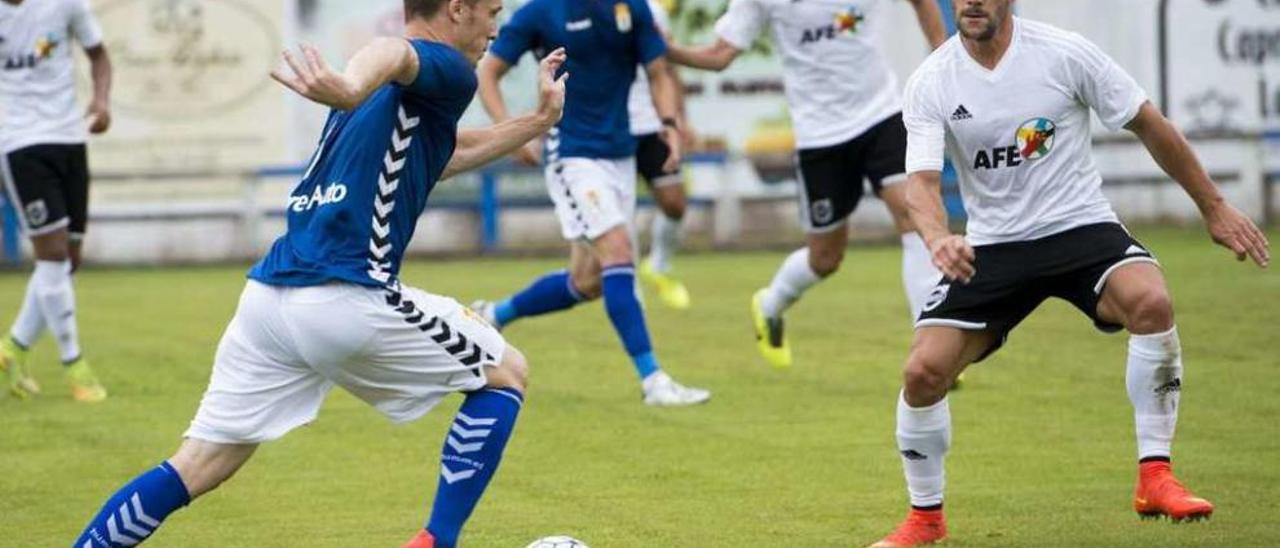 Susaeta, con el balón, durante el partido que disputó ayer el Oviedo ante el combinado de la AFE.