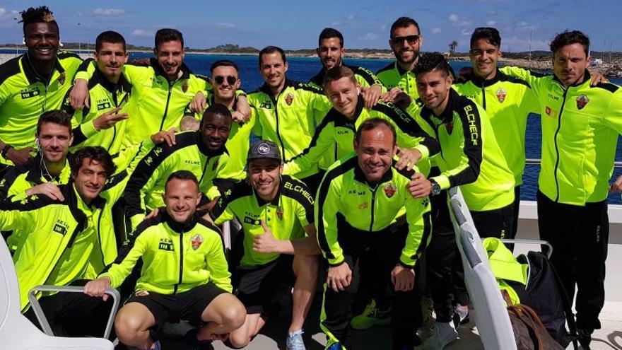 Manuel Sánchez junto al resto de jugadores en el barco de regreso de Formentera