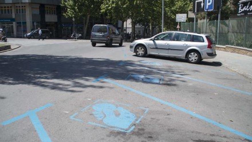 Comencen a pintar les 515 noves places de zona blava de Manresa