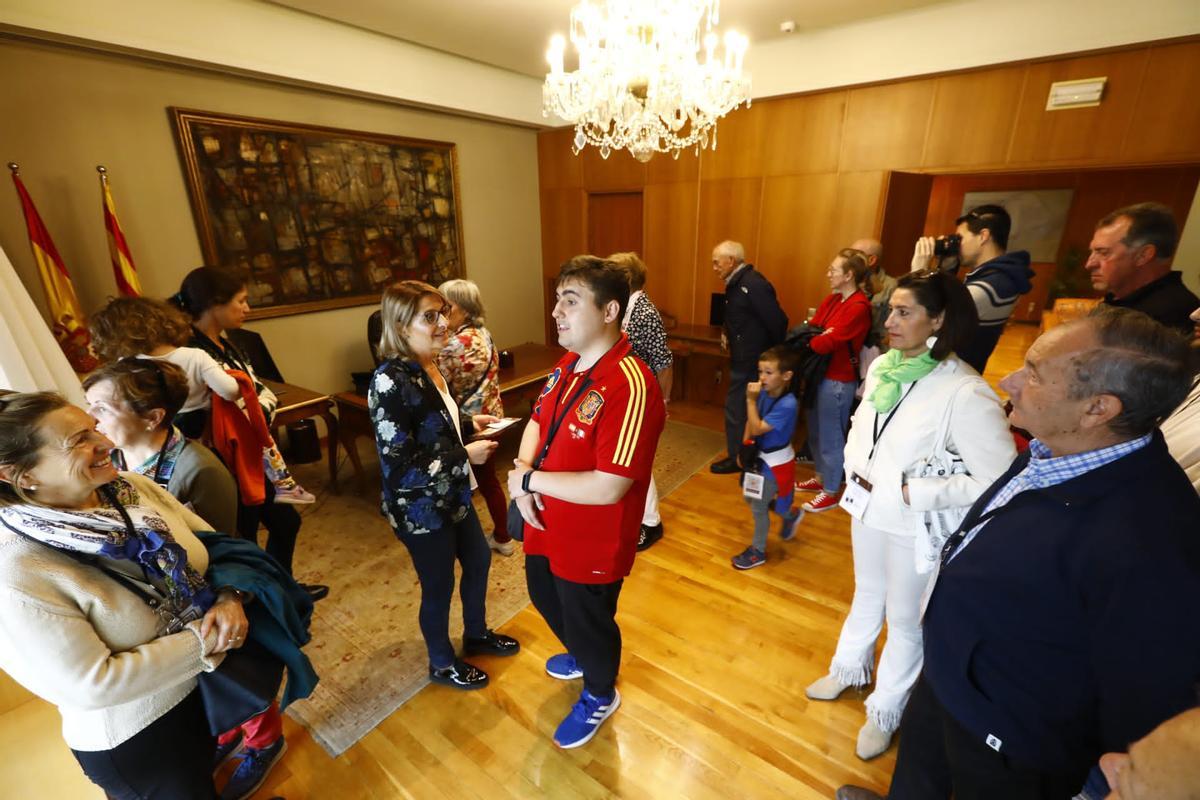 La socialista Pilimar Zamora, este sábado, con otros de los grupo en Presidencia.