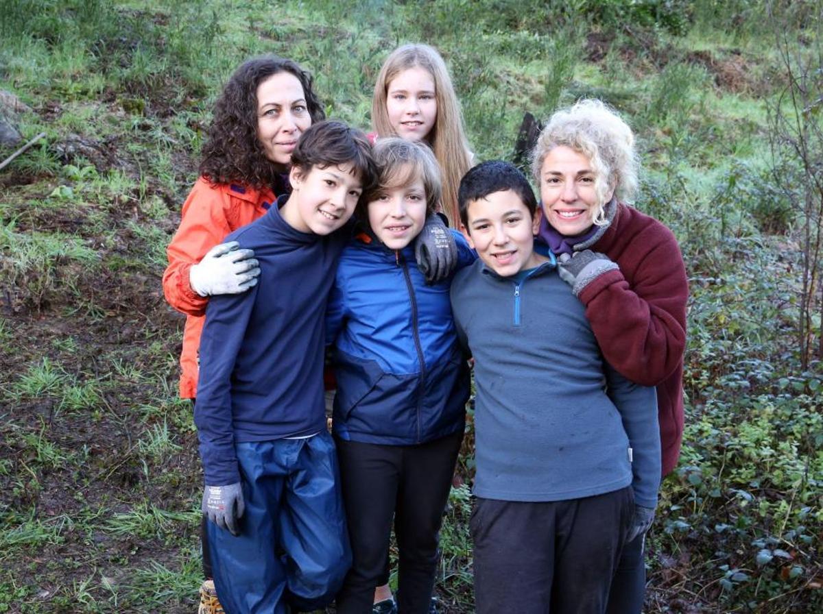 La Comunidad de Montes de Coruxo, que, en colaboración con las brigadas deseucaliptizadoras de Verdegaia, organizaron una jornada de voluntariado para liberar de eucaliptos el regato de O Pontón. La Comunidad de Montes de Coruxo, que, en colaboración con las brigadas deseucaliptizadoras de Verdegaia, organizaron una jornada de voluntariado para liberar de eucaliptos el regato de O Pontón.