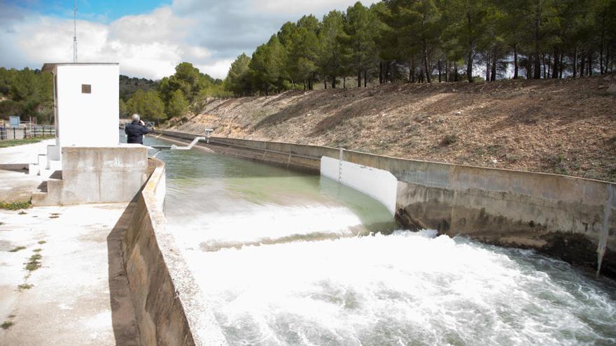 El agua del trasvase llega a la Región a través del embalse del Talave.