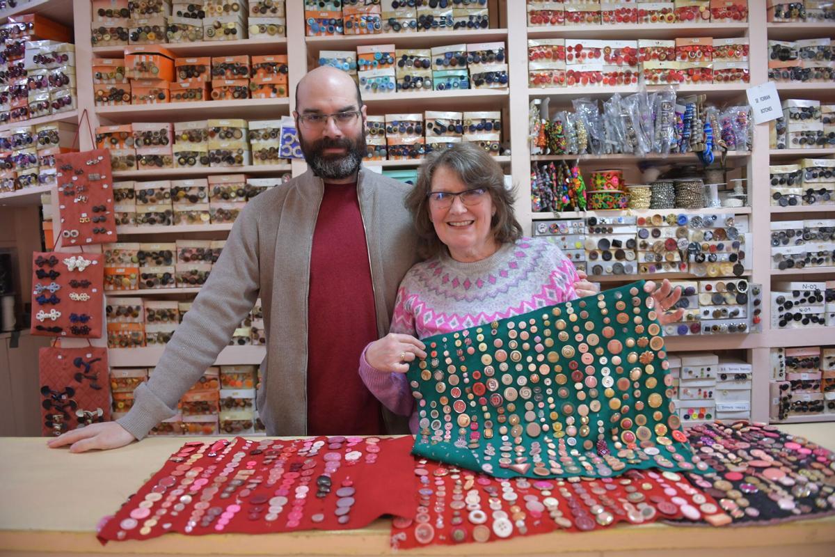 La dueña de Cándida, Menchu Murillo, con su hijo Enrique.